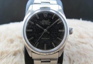 The effect Dust on a replica watch